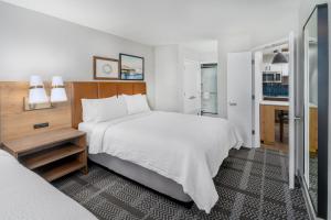 丹佛丹佛樱桃溪驻桥套房酒店的酒店客房设有一张大床和一间浴室。