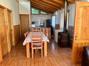 里坎雷Cabañas El Boldo的厨房配有桌椅和炉灶。