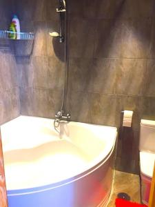 比利亚霍约萨TERRAMAR的带浴缸和水槽的浴室