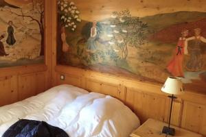 谷雪维尔Cosy and spacious family nest with superb view的墙上画的一张床上