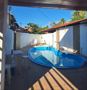 马塔迪圣若昂Paraíso da Deise的庭院中间的游泳池