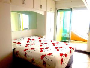 比利亚霍约萨TERRAMAR的一间卧室,床上有红色的鲜花