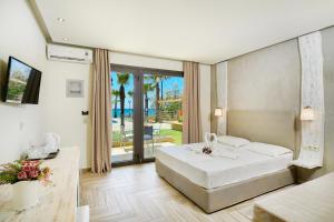 利迈纳里亚Blue view Hotel的酒店客房设有一张床和一个阳台。
