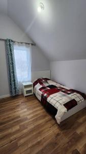 温尼伯St B. Living的一间卧室设有一张床和一个窗口