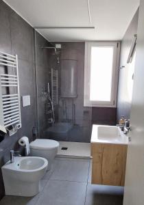 利多迪耶索罗Dainese Apartments, Casa Miriam的浴室配有卫生间、盥洗盆和淋浴。