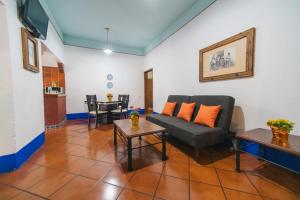 瓦哈卡市Hotel Suites Del Centro的客厅配有沙发和桌子