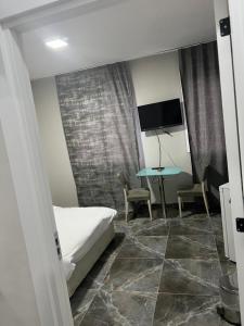 伊斯坦布尔Zerya suites的一间卧室配有一张床和一张桌子及椅子