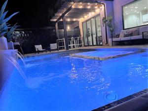 圣克拉拉29-30 | 2 Connected Homes in Ocotillo Springs with Pool and Spas的一座带瀑布的大型蓝色游泳池