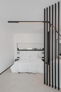 约阿尼纳No Stars - Luxury Hotel Apartments的一间卧室配有一张带黑色栏杆的大型白色床。
