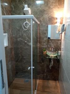 维多利亚Kitnet Aconchegante em Vitória, B. República的带淋浴、水槽和镜子的浴室
