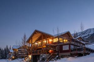 戈尔登葱郁山间度假屋的黄昏时雪中的一个大型木屋
