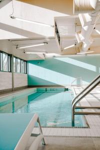 温哥华蓝色地平线酒店的一座位于大楼内的蓝色海水室内游泳池