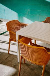 温哥华蓝色地平线酒店的游泳池旁的白色桌椅