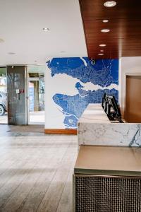 温哥华蓝色地平线酒店的大堂设有墙上的地图