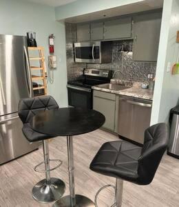 斯诺肖Workspace Studio Ski In Ski Out的厨房配有黑色的桌子和两把椅子
