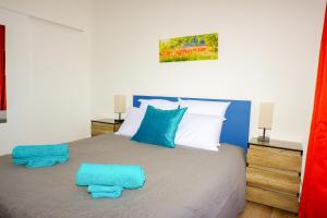 普拉德莫洛拉普雷斯特Studio Bacivers的一间卧室配有一张带两个蓝色枕头的床