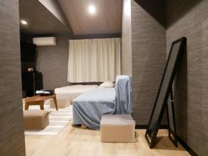 奄美HOOD - Vacation STAY 46032v的一间卧室设有两张床、一张桌子和一个窗口