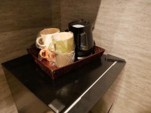 奄美HOOD - Vacation STAY 46032v的桌上装有咖啡杯的托盘