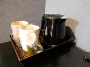 奄美HOOD - Vacation STAY 46460v的坐在桌子上的一个黑咖啡壶