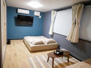 奄美HOOD - Vacation STAY 46038v的一间卧室配有一张床和一张桌子