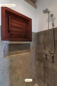 福廷Vila Oásis Luxo Vista Mar Pontal do Maceió Fortim的浴室设有木制橱柜和淋浴