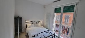 博洛尼亚Farolfi Apartments Galliera Rooms & Apartments的一间卧室设有一张床和一个窗口