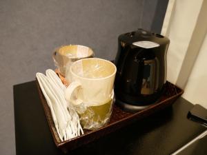 奄美HOOD - Vacation STAY 46328v的一个带咖啡壶和茶杯的托盘
