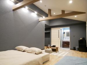 奄美HOOD - Vacation STAY 46328v的卧室配有白色的床和蓝色的墙壁