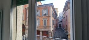 博洛尼亚Farolfi Apartments Galliera Rooms & Apartments的从建筑的窗户欣赏美景
