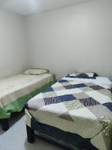 塔克纳Departamento 4 camas 3 hab的两张睡床彼此相邻,位于一个房间里