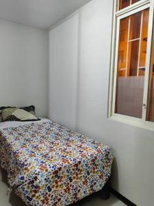 塔克纳Departamento 4 camas 3 hab的白色客房的一张床位,设有窗户