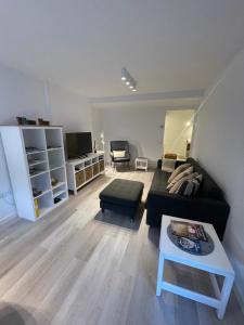 安道尔城Apartamento en el centro de Andorra la Vella con parking的客厅配有沙发和桌子