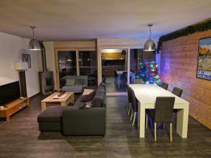 尚佩克斯Superbe appartement Champex-Lac avec piscine et sauna的客厅配有桌子和圣诞树