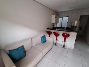 波多韦柳Ingá Hospedagem的客厅配有沙发和2张红色凳子