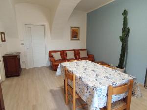 库尼奥La Casa di Abe - Cuneo的客厅配有桌子和沙发