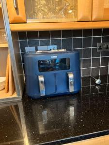 DeanFantastic central home的厨房台面上有一个蓝色的烤面包机