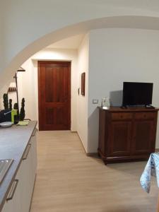 库尼奥La Casa di Abe - Cuneo的厨房设有门廊和电视