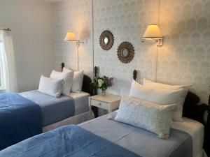 新肖雷汉姆Barrington Inn Barn的酒店客房,配有两张带蓝色床单的床