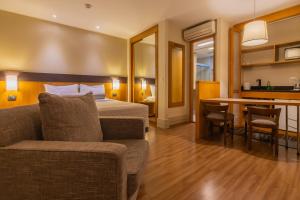 圣保罗Flat Executive Transamerica Faria Lima Itaim的酒店客房 - 带一张床和用餐室
