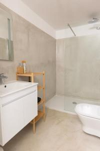 内里吉恩Villa Floresco的浴室配有白色水槽和卫生间。