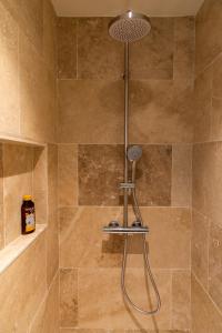 马洛塞讷Vie Ventoux的浴室内配有淋浴和头顶淋浴