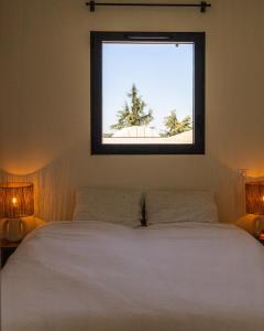 马洛塞讷Vie Ventoux的一间卧室配有一张床,楼上设有窗户