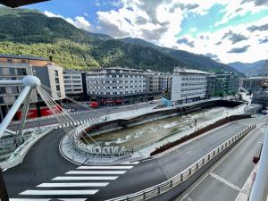 安道尔城Apartamento en el centro de Andorra la Vella con parking的一座有建筑物的城市道路上的桥梁
