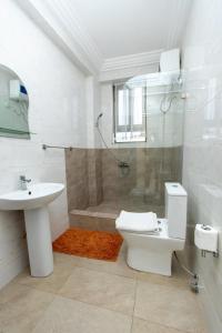 KwashiemanWashington Apartments - just 25mins drive from the Airport的浴室配有卫生间、盥洗盆和淋浴。