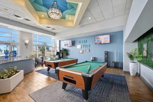 代托纳海滩Luxury 3BR Villa Wyndham Ocean Walk Resort的台球室、台球桌和酒吧