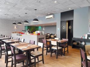 圣保罗EXCELENTE Flat proximo Shoppings JK e Vila Olimpia的一间带木桌椅的餐厅和一间厨房