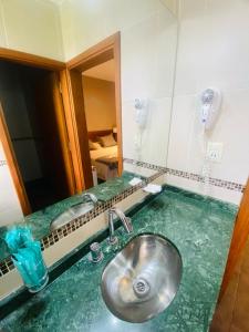 维拉卡洛斯帕兹Ranqueles的一间带水槽和镜子的浴室