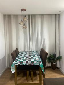 塞拉Apartamento 2 Quartos c/ Vaga de Estacionamento的餐桌和桌布