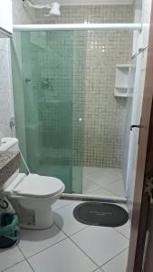 里约达欧特拉斯Casa da Praia em Costazul的一间带卫生间和玻璃淋浴间的浴室