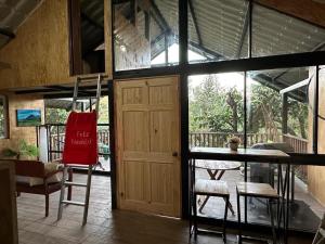 JuayúaBonita cabaña estilo glamping的一间设有门、椅子和桌子的房间